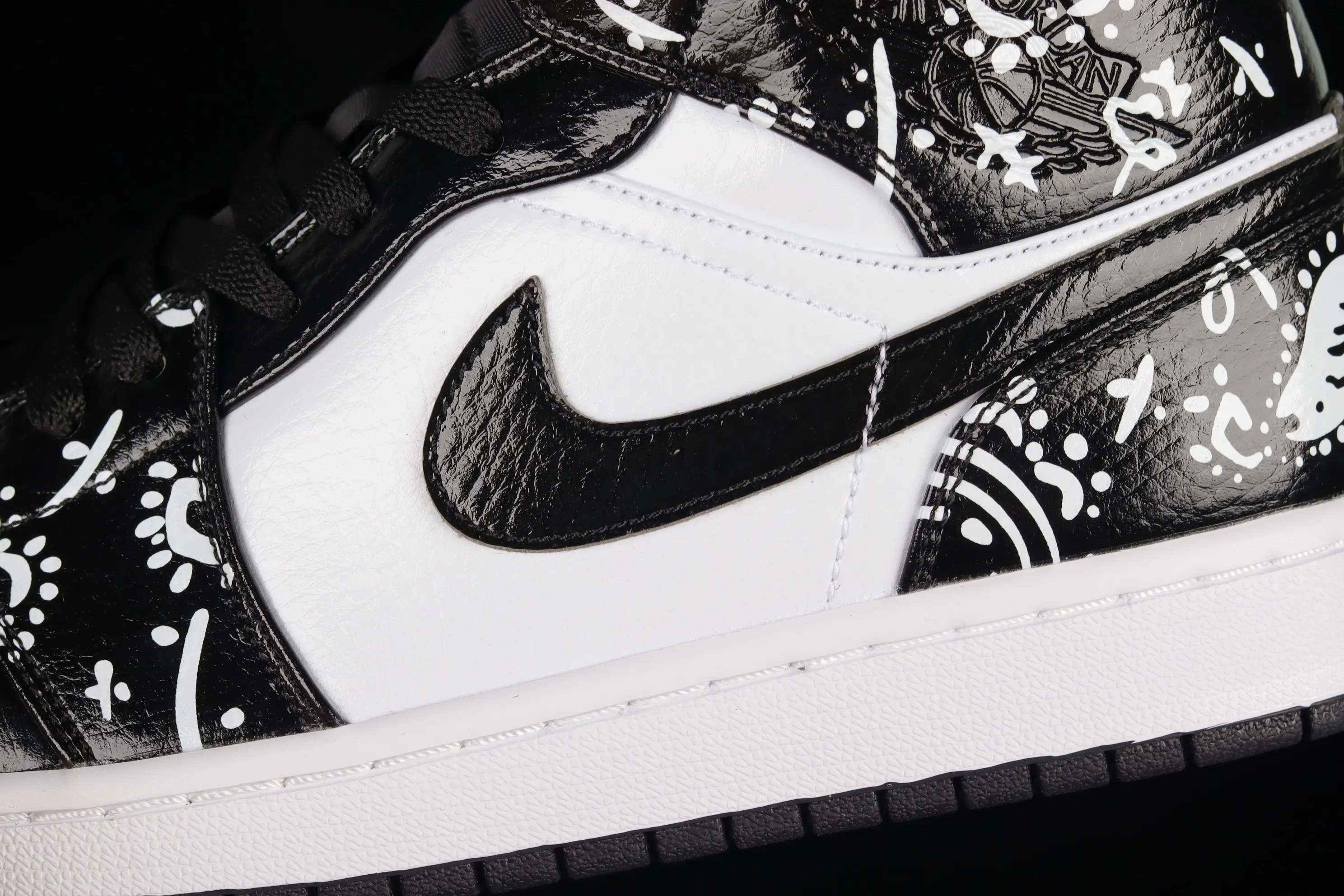 All categories Air Jordan Jordan series basketball shoes Air Jordan 1 Mid Air Jordan 1 Mid SE AJ1 Joe 1 graffiti black and white China basketball shoes 554724-075